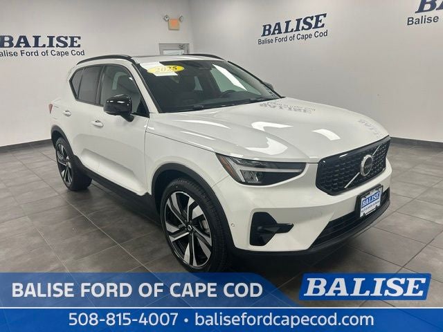 2025 Volvo XC40 B5 Plus Dark Theme