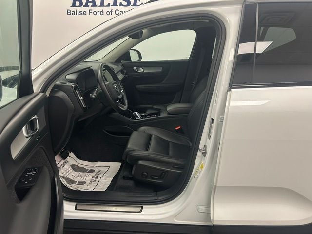 2025 Volvo XC40 B5 Plus Dark Theme