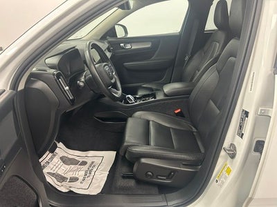2025 Volvo XC40 B5 Plus Dark Theme