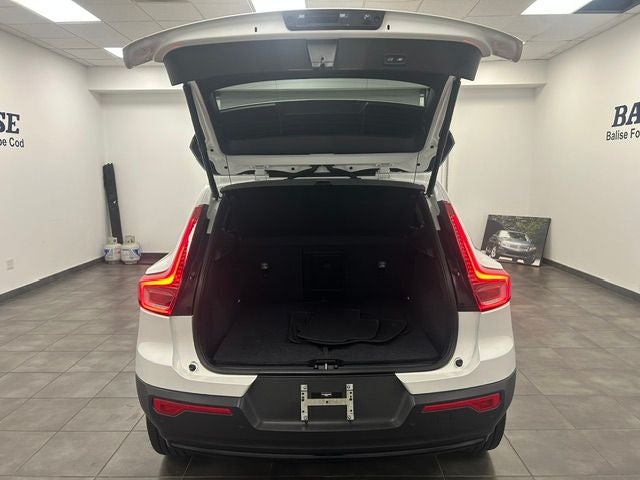 2025 Volvo XC40 B5 Plus Dark Theme