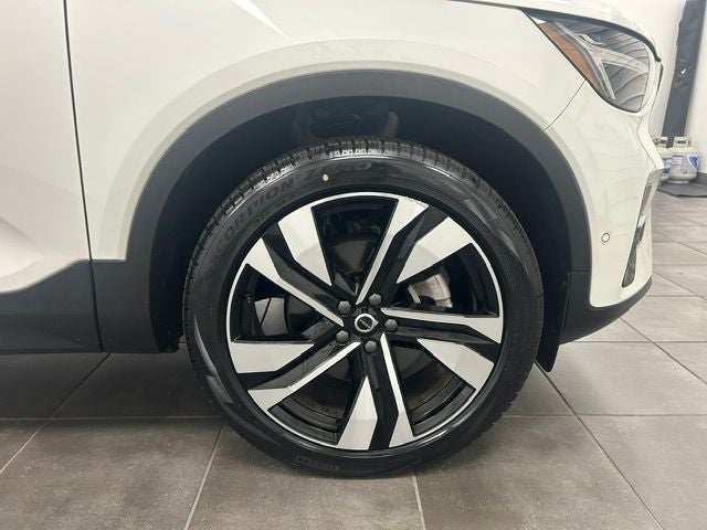2025 Volvo XC40 B5 Plus Dark Theme