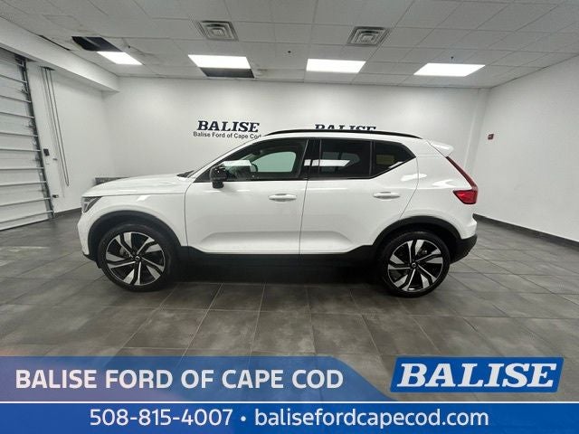 2025 Volvo XC40 B5 Plus Dark Theme