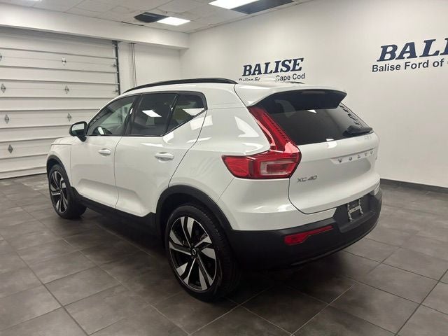 2025 Volvo XC40 B5 Plus Dark Theme