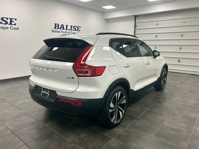 2025 Volvo XC40 B5 Plus Dark Theme