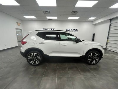 2025 Volvo XC40 B5 Plus Dark Theme