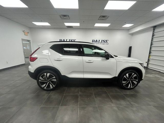 2025 Volvo XC40 B5 Plus Dark Theme